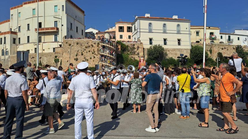 Sotto un cielo che brilla nell'acqua la processione a mare di San Basso