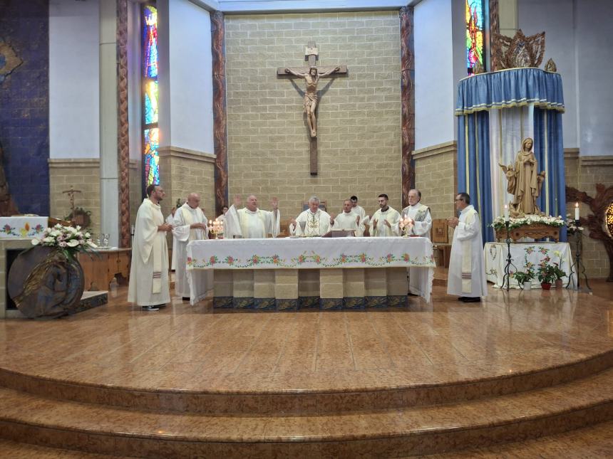 La statua della Madonna a Santa Maria degli Angeli in processione 