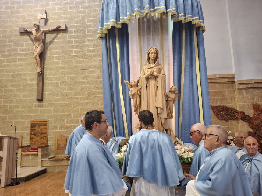 La statua della Madonna a Santa Maria degli Angeli in processione 