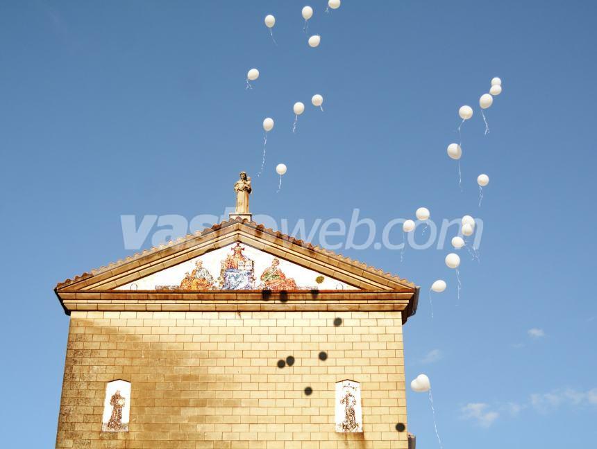 Palloncini bianchi al cielo per l'ultimo saluto a Giorgia Apollonio