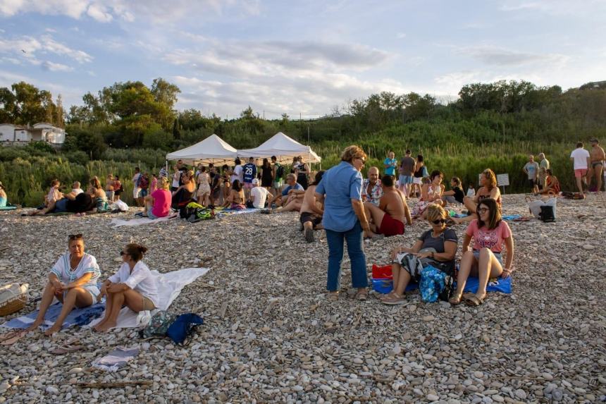 Emozioni con la musica di Anastasia e Max Padoan sulla spiaggia di San Nicola