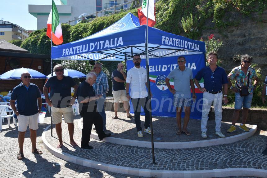 "Stiamo cambiando l'Italia": il gazebo di Fratelli d'Italia 