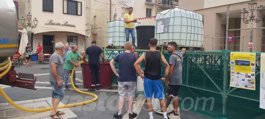 Crisi idrica: autobotti nel Vastese, a Monteodorisio tubatura rotta in pieno centro