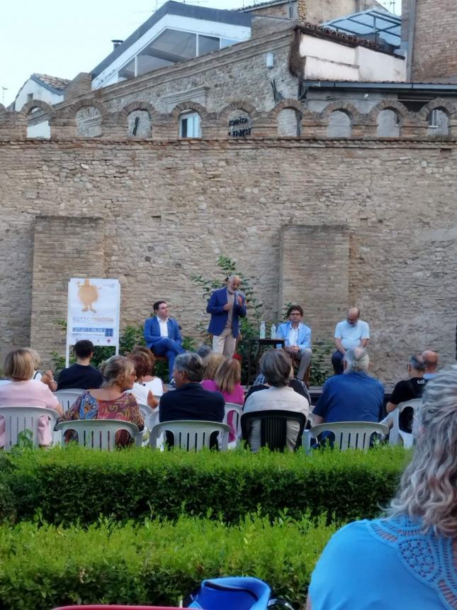 Numerosi visitatori a Palazzo d’Avalos per la mostra “Sottotraccia” del Premio Vasto