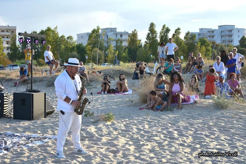 In tanti a San Salvo Marina per la magia del sax di Elpido Tornese al tramonto 