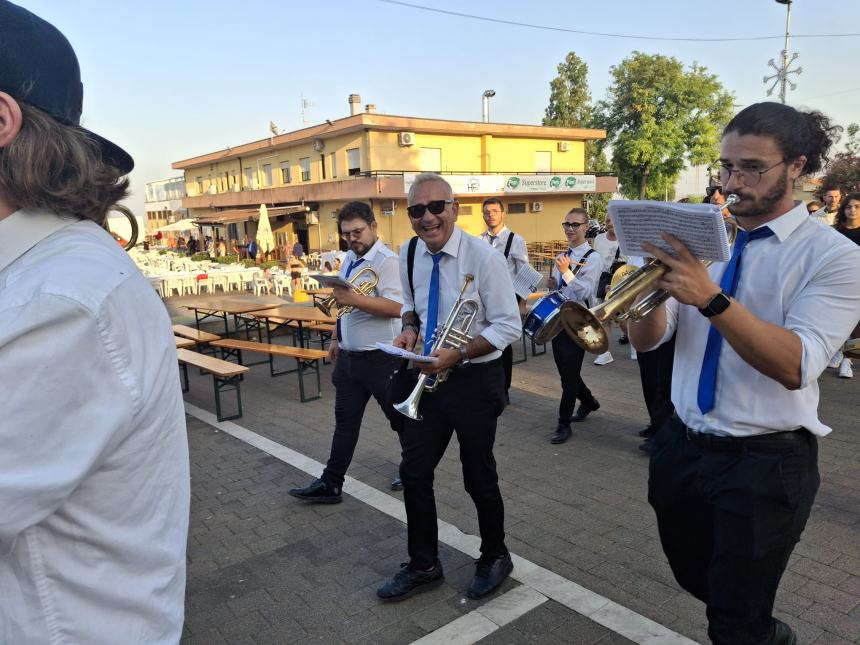 La statua della Madonna a Santa Maria degli Angeli in processione 