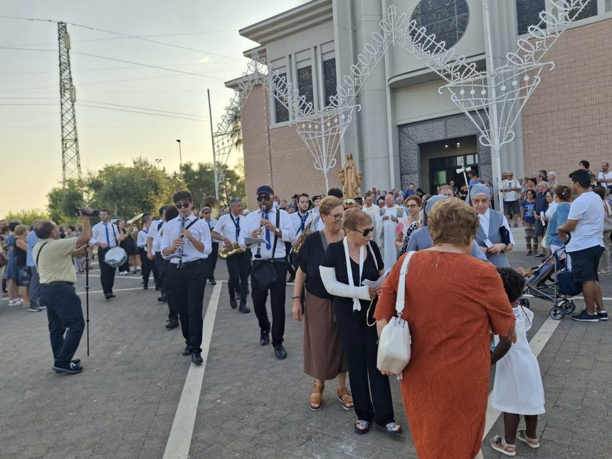 La statua della Madonna a Santa Maria degli Angeli in processione 