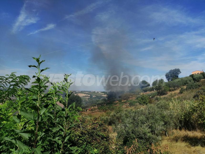 Incendio a Sant'Antonio Abate, intervengono i vigili del fuoco 