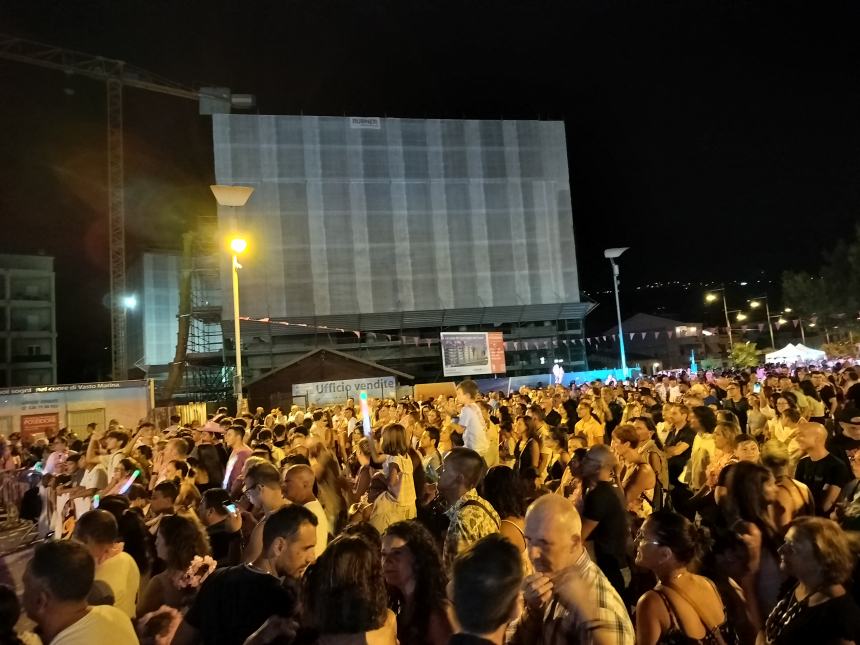 Vasto Marina si tinge di rosa: in migliaia sulla riviera per la “Notte delle Sirene”