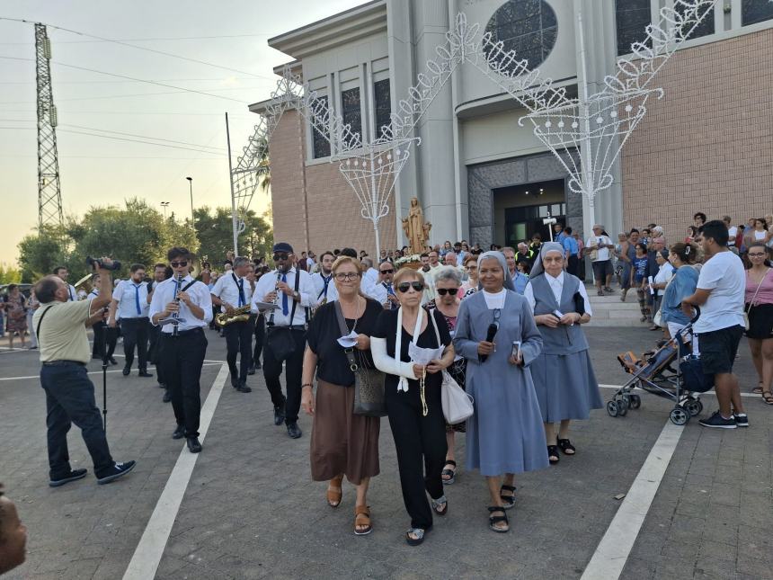 La statua della Madonna a Santa Maria degli Angeli in processione 