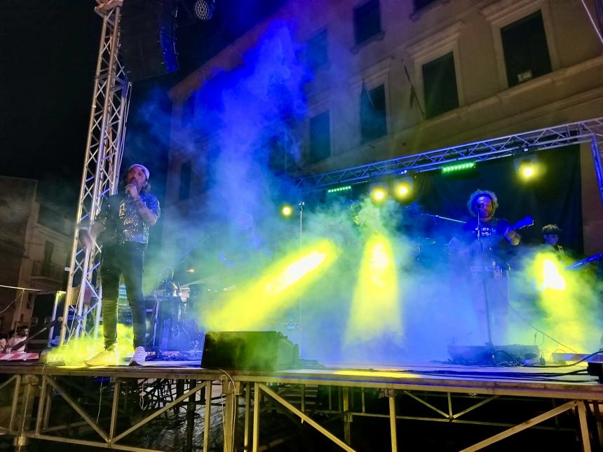 Con le canzoni di Vasco Rossi i “Senza Resa” infiammano Piazza Umberto I di Monteodorisio