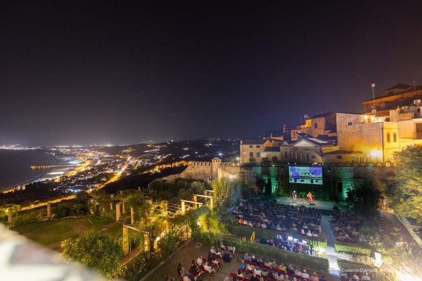 Paola Turci con la sua voce dipinge un affresco della grande musica italiana ai Giardini d'Avalos