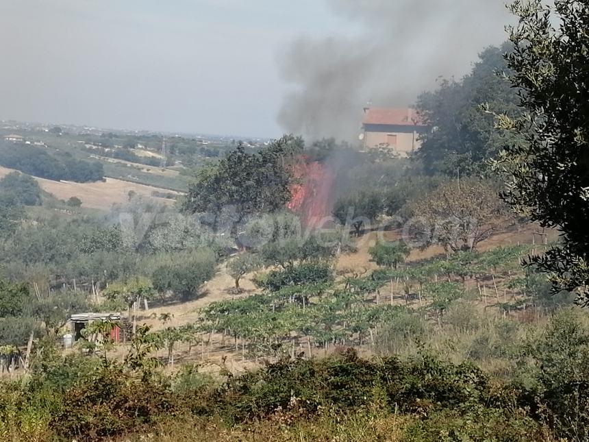 Incendio a Sant'Antonio Abate, intervengono i vigili del fuoco 