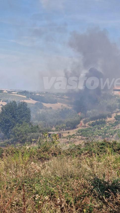 Incendio a Sant'Antonio Abate, intervengono i vigili del fuoco 