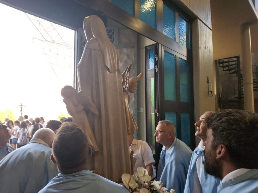 La statua della Madonna a Santa Maria degli Angeli in processione 