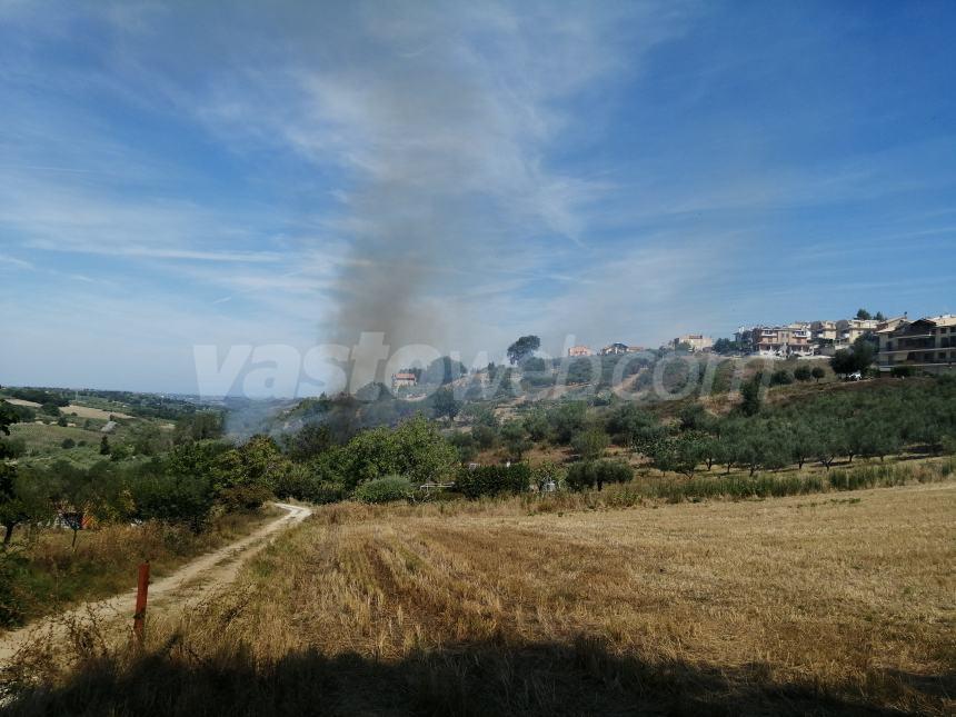 Incendio a Sant'Antonio Abate, intervengono i vigili del fuoco 