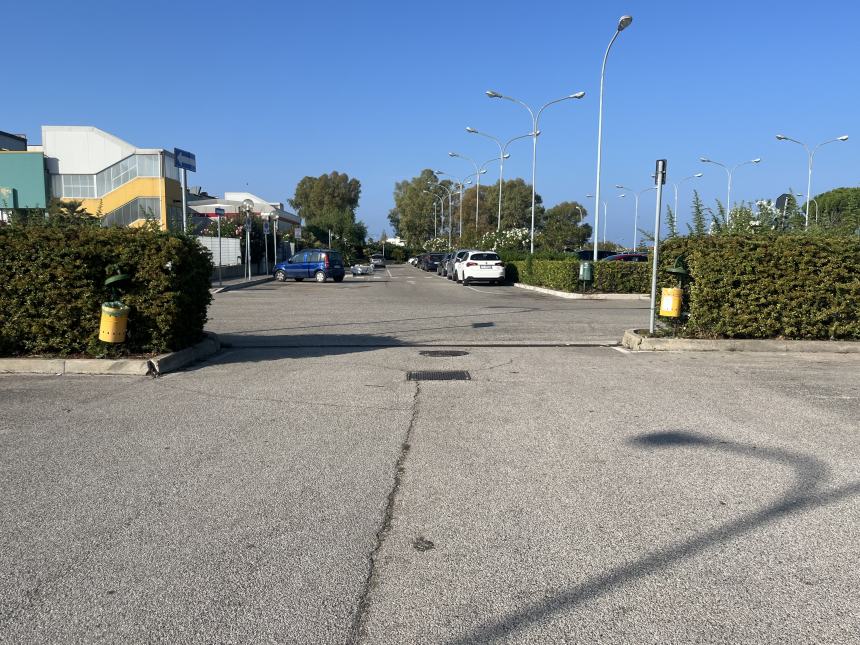 Svuotati i cestini nel parcheggio del San Timoteo