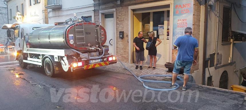 Crisi idrica: autobotti nel Vastese, a Monteodorisio tubatura rotta in pieno centro