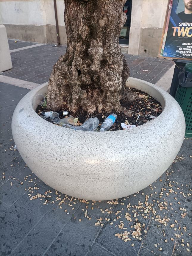 Inciviltà in centro nella notte di San Basso