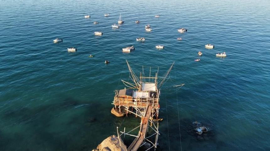 In tanti sul Trabocco Punta Le Morge per il tributo dei “Porto Franco” a Paolo Conte