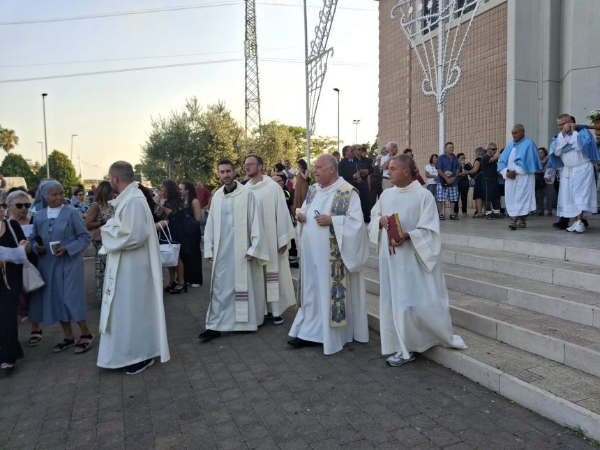 La statua della Madonna a Santa Maria degli Angeli in processione 