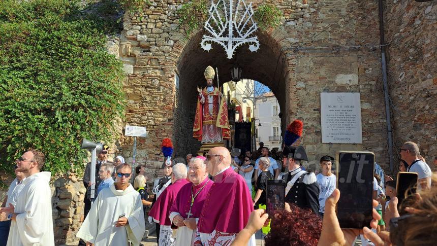 Sotto un cielo che brilla nell'acqua la processione a mare di San Basso