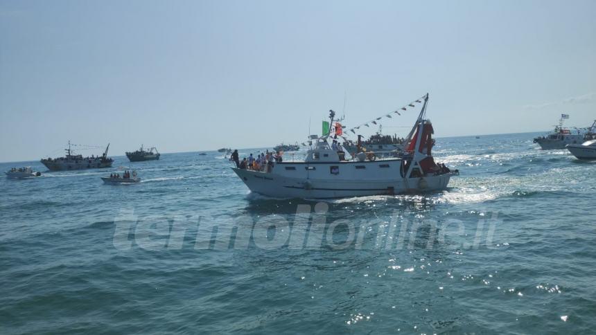 Sotto un cielo che brilla nell'acqua la processione a mare di San Basso