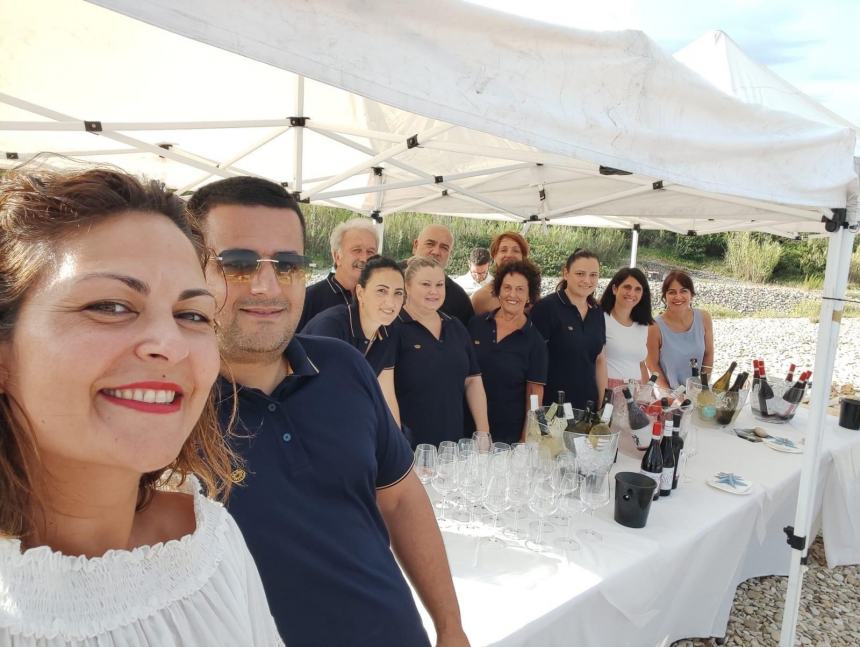 Emozioni con la musica di Anastasia e Max Padoan sulla spiaggia di San Nicola