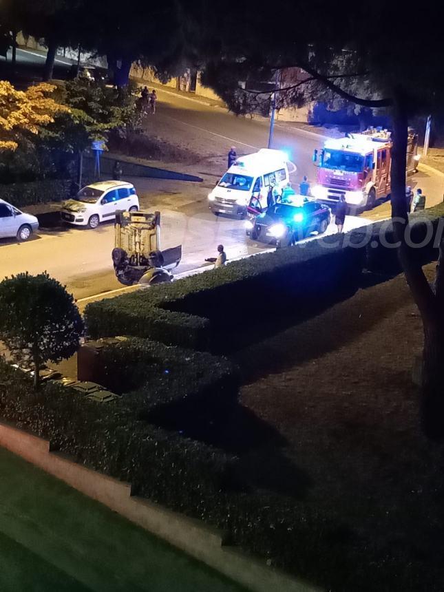 Auto si ribalta in via Alcide De Gasperi, un ferito