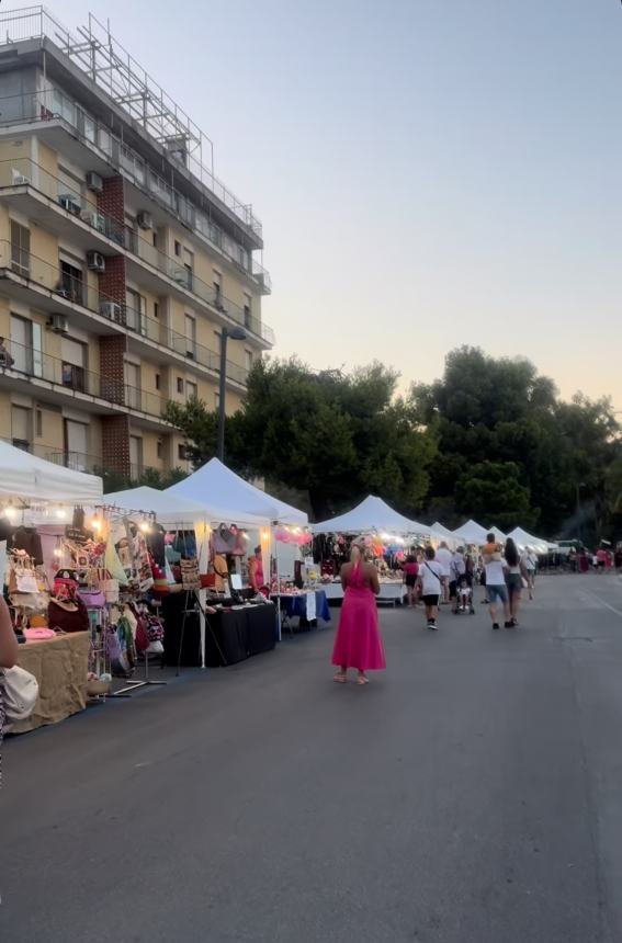 Vasto Marina si tinge di rosa: in migliaia sulla riviera per la “Notte delle Sirene”