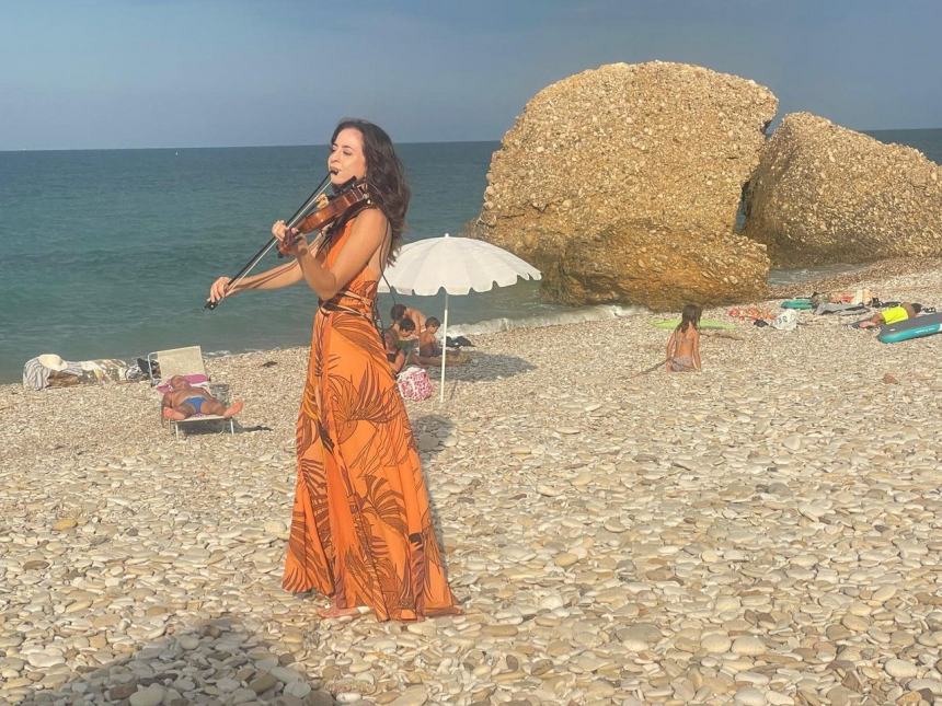 Emozioni con la musica di Anastasia e Max Padoan sulla spiaggia di San Nicola