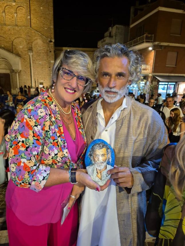 Piazza San Vitale gremita e omaggio a fine spettacolo per l’attore Enrico Lo Verso