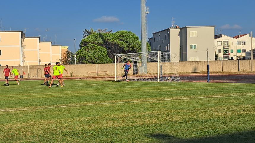 L'allenamento congiunto allo stadio Cannarsa Termoli 1920-Montenero calcio