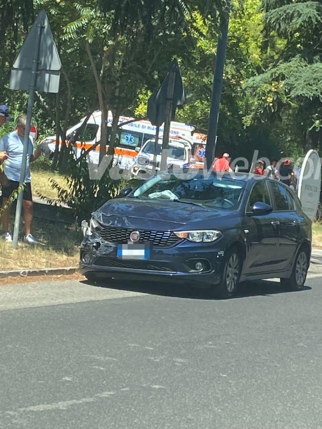 Scontro tra due auto su via Istonia, 4 feriti