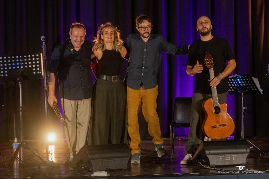 Sold out per la prima di “Musiche in cortile” con l’omaggio a Pino Daniele 