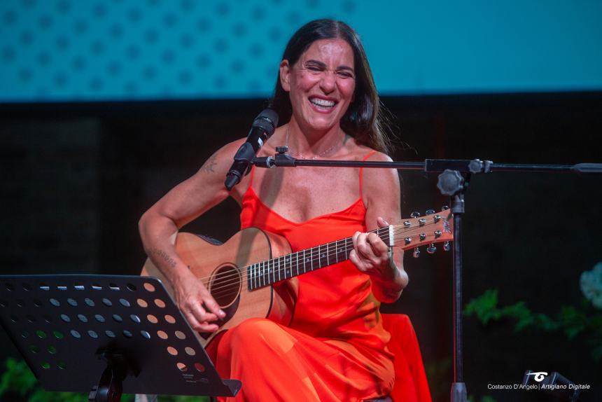 Paola Turci con la sua voce dipinge un affresco della grande musica italiana ai Giardini d'Avalos