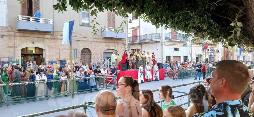 I colori della tradizione: il successo del Palio di San Nicola 