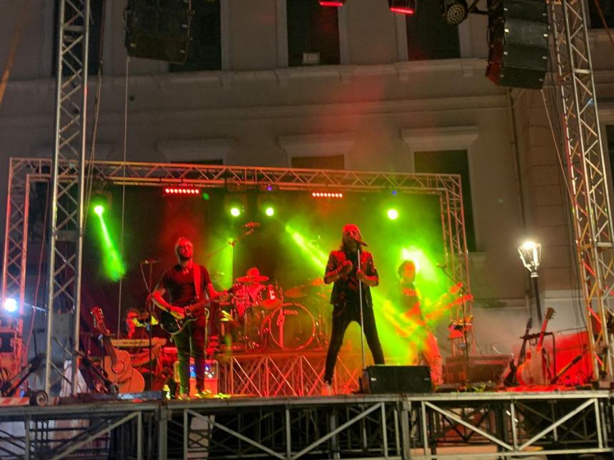 Con le canzoni di Vasco Rossi i “Senza Resa” infiammano Piazza Umberto I di Monteodorisio