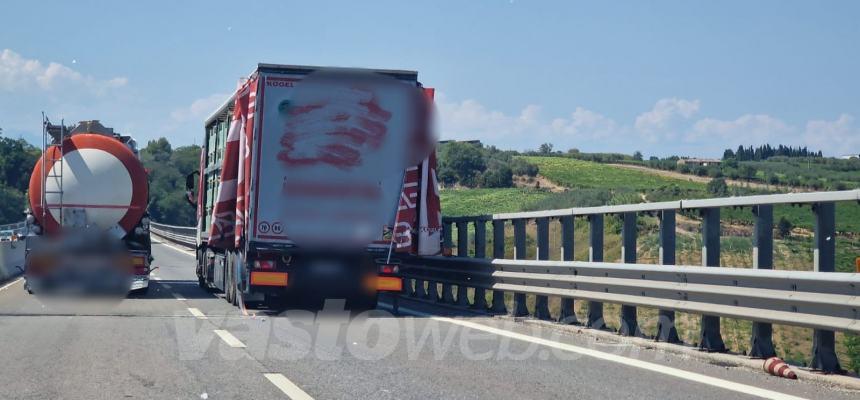 Camion perde carico di cipolle sull'A14, traffico in tilt