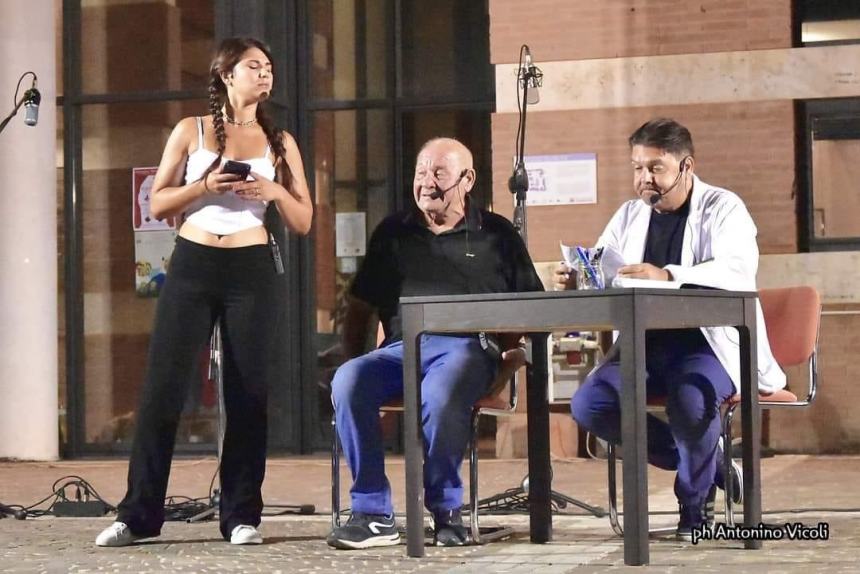 Trionfa la sansalvesità in piazza San Vitale con lo spettacolo dialettale “Di chi si lu feije?”