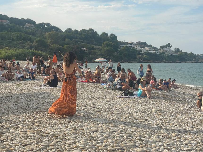 Emozioni con la musica di Anastasia e Max Padoan sulla spiaggia di San Nicola