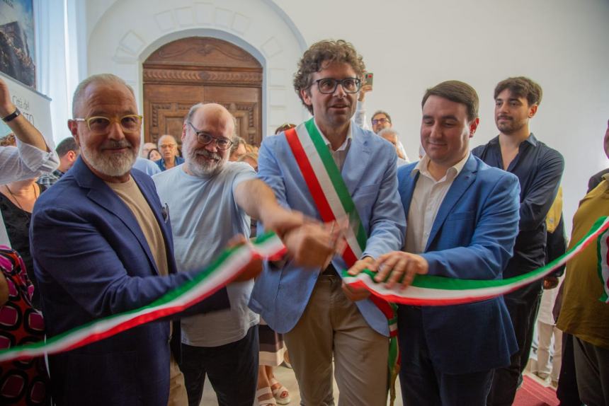 Numerosi visitatori a Palazzo d’Avalos per la mostra “Sottotraccia” del Premio Vasto