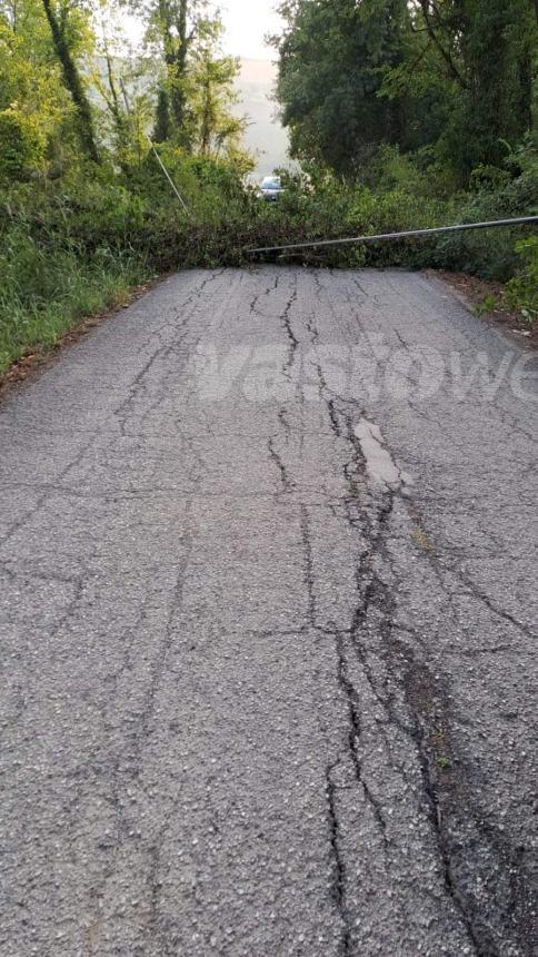 “A Casalbordino palo spezzato e cavo telefonico pendente, fate attenzione”