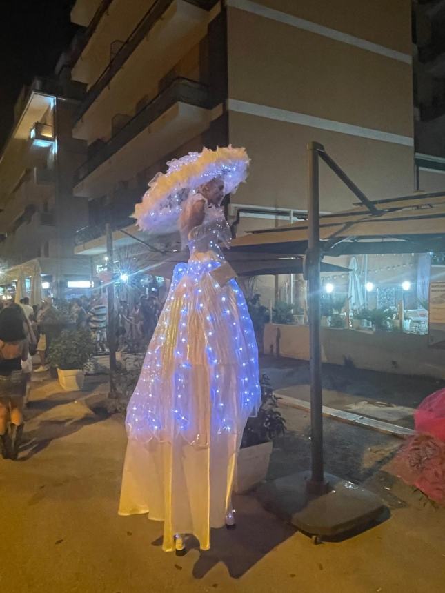 Vasto Marina si tinge di rosa: in migliaia sulla riviera per la “Notte delle Sirene”