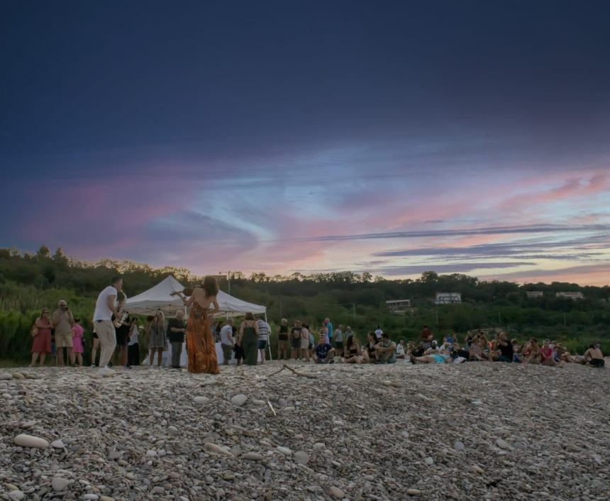 Emozioni con la musica di Anastasia e Max Padoan sulla spiaggia di San Nicola