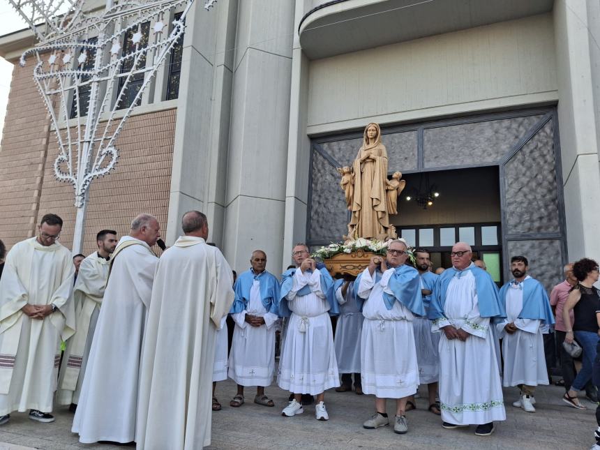 La statua della Madonna a Santa Maria degli Angeli in processione 