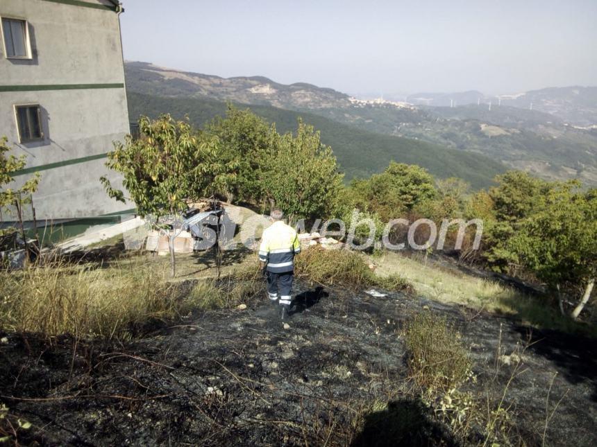 Rogo di sterpaglie in Contrada Valloni a Schiavi d’Abruzzo