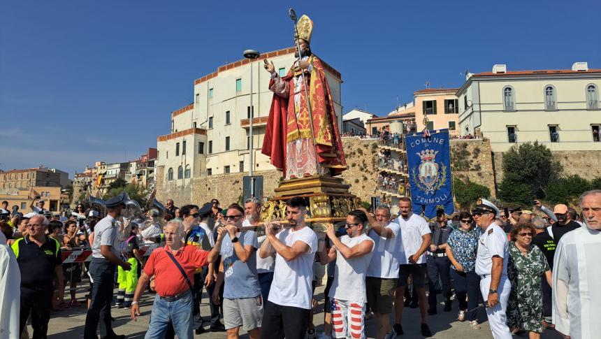 Sotto un cielo che brilla nell'acqua la processione a mare di San Basso