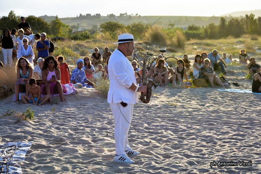 In tanti a San Salvo Marina per la magia del sax di Elpido Tornese al tramonto 