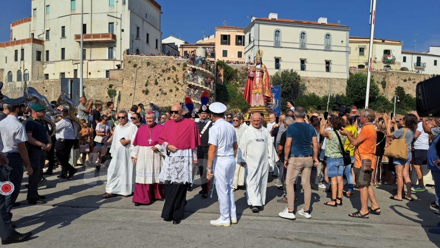 Sotto un cielo che brilla nell'acqua la processione a mare di San Basso